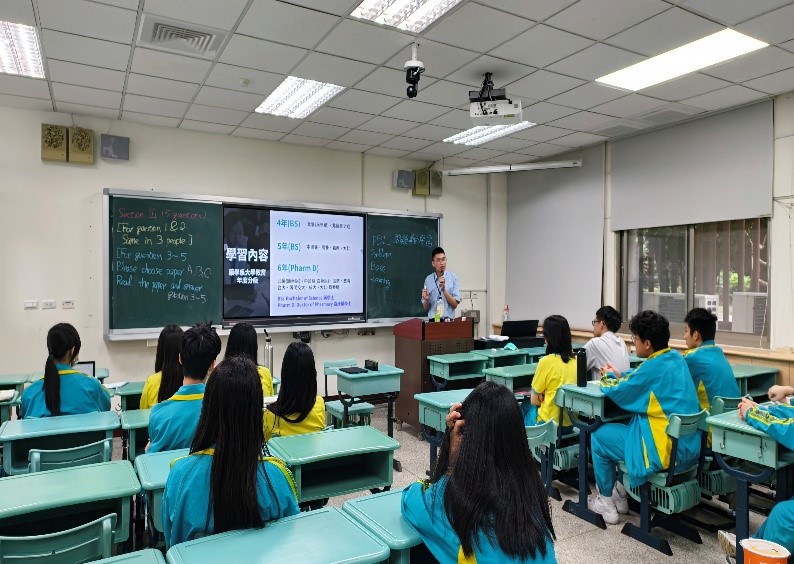 藥二楊皓升擔任系所說明及生涯發展主講人1